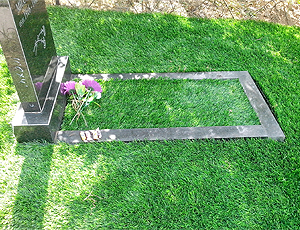 Штучна трава на могилу фото